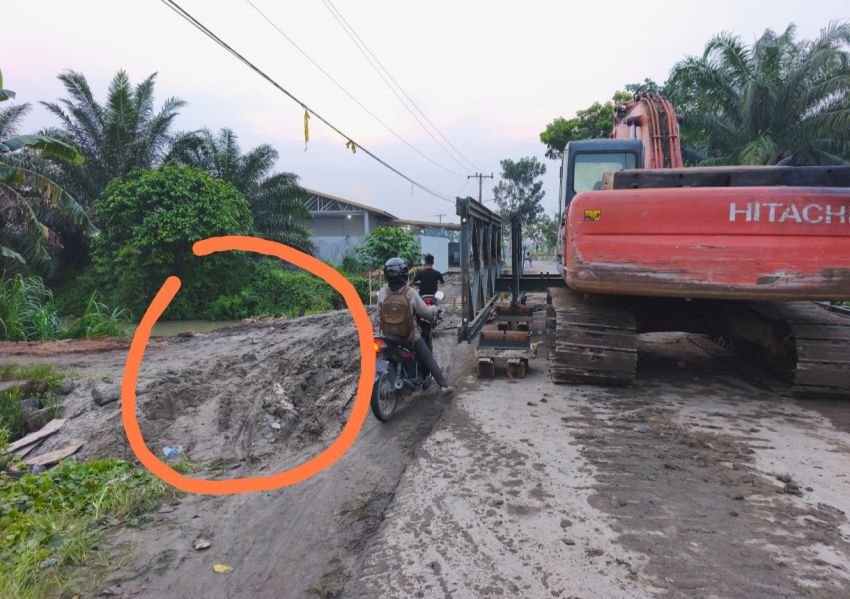 Warga Butuh Akses Aman, Bukan Jalan Berlumpur! Kondisi Titi Darurat di Batu Bara Jadi Sorotan